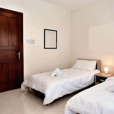 Bright & Spacious 2 Bedroom With Marina View *