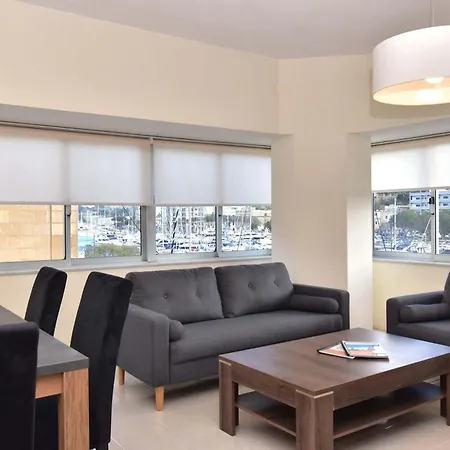 Bright & Spacious 2 Bedroom With Marina View *