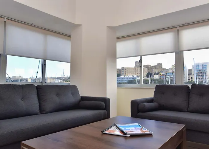 Bright & Spacious 2 Bedroom With Marina View Apartment *