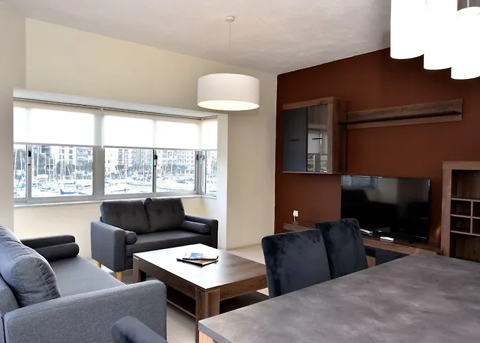 Bright & Spacious 2 Bedroom With Marina View *