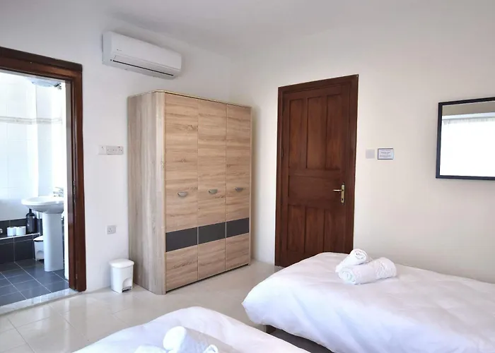 Bright & Spacious 2 Bedroom With Marina View Apartment