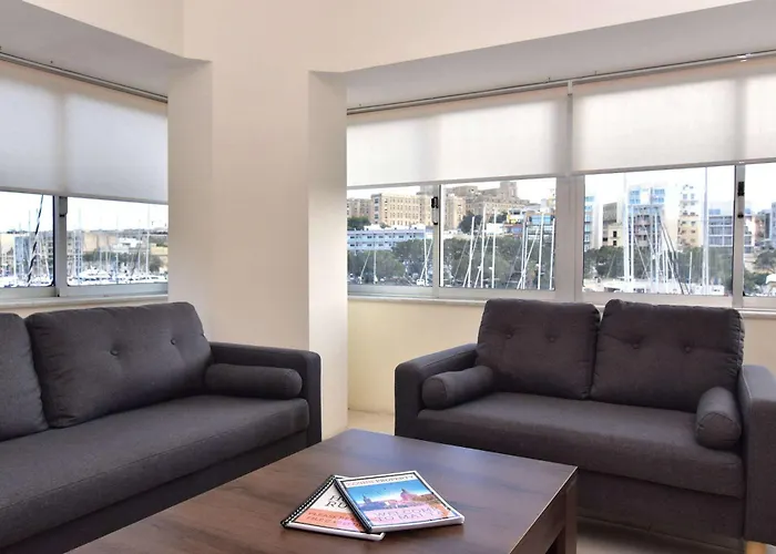 Bright & Spacious 2 Bedroom With Marina View