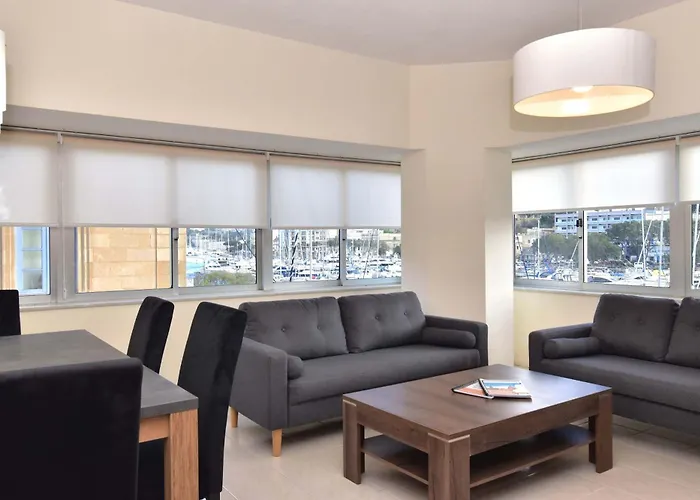 Bright & Spacious 2 Bedroom With Marina View *