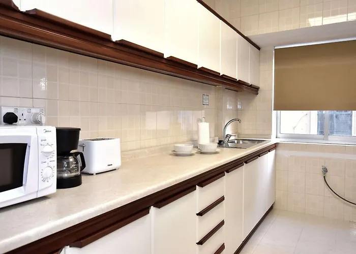 Bright & Spacious 2 Bedroom With Marina View Apartment